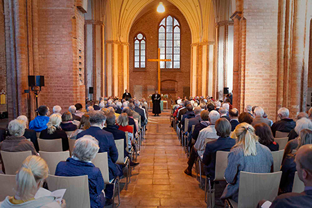 Festgemeinde beim Gottesdienst